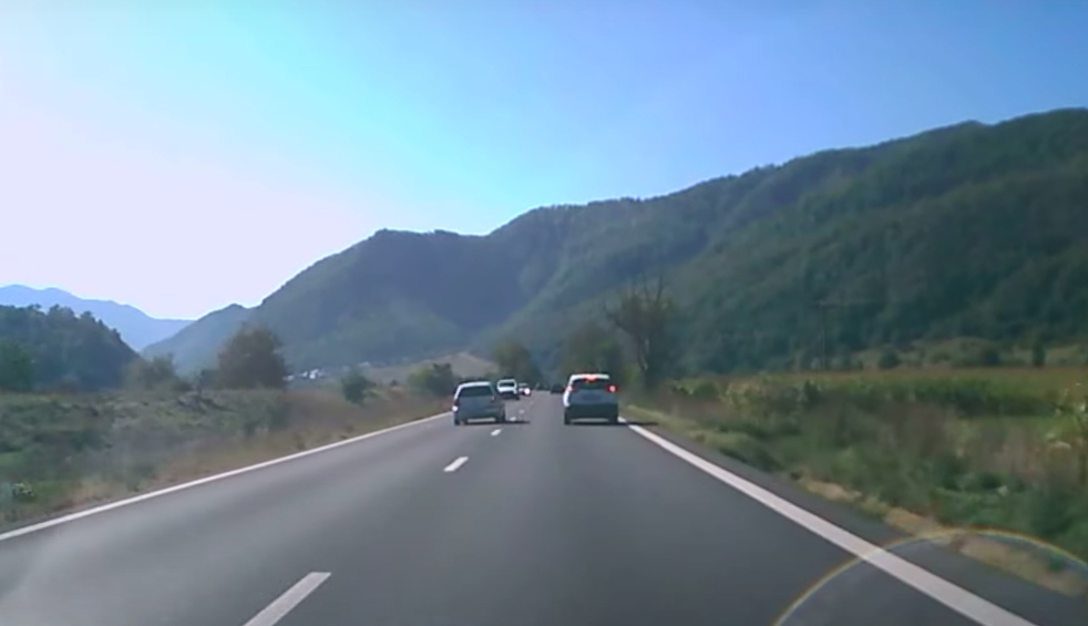 VIDEO – Depășire foarte periculoasă pe Valea Oltului. Accident frontal evitat la limită