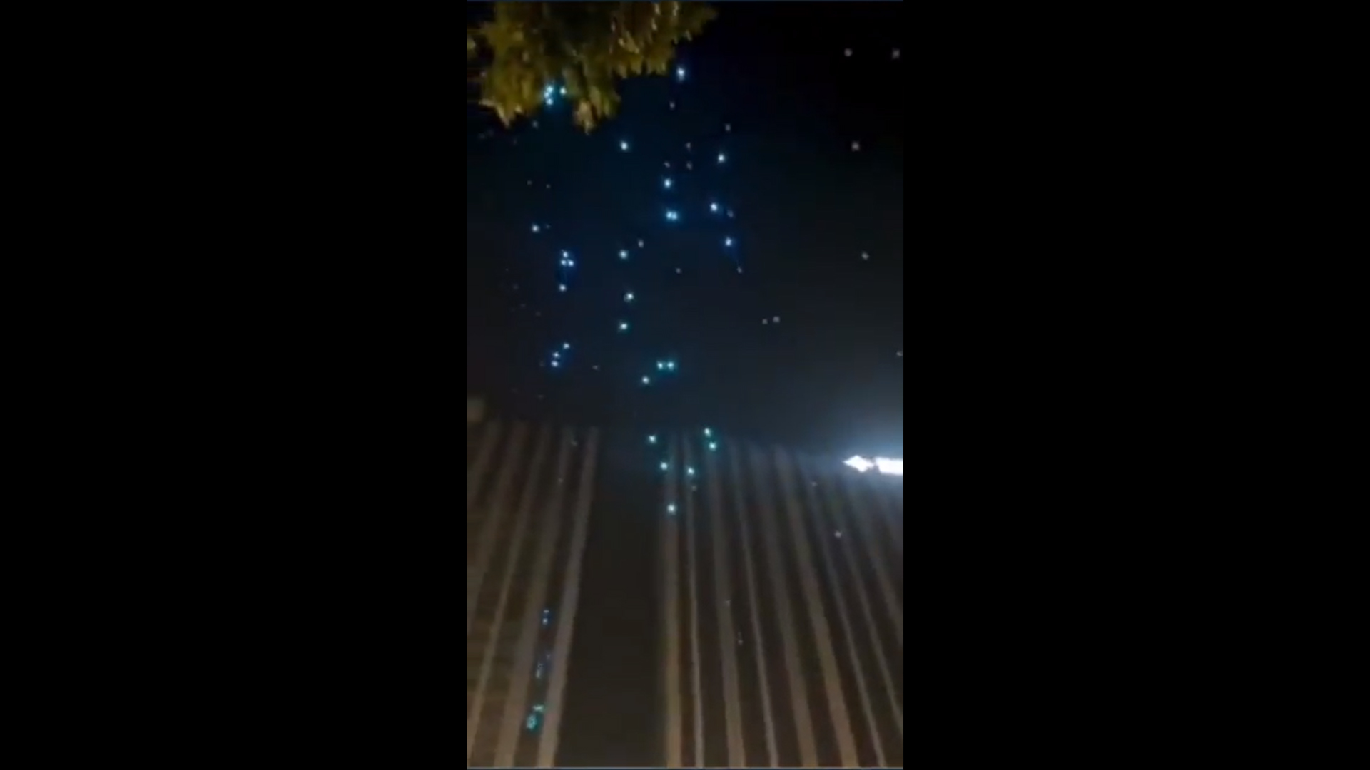 VIDEO Zeci de drone s-au prăbușit peste oameni și mașini, în timpul unui spectacol pentru deschiderea unui mall în China