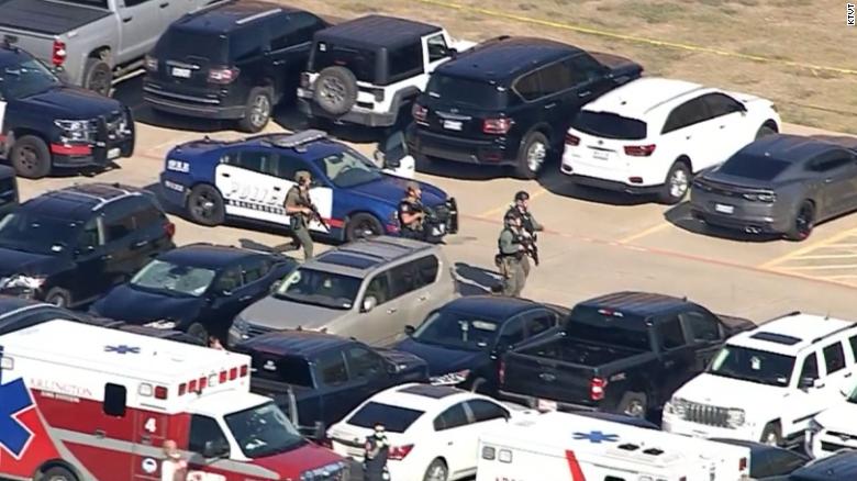 Atac armat soldat cu mai mulţi răniţi într-un liceu din Texas