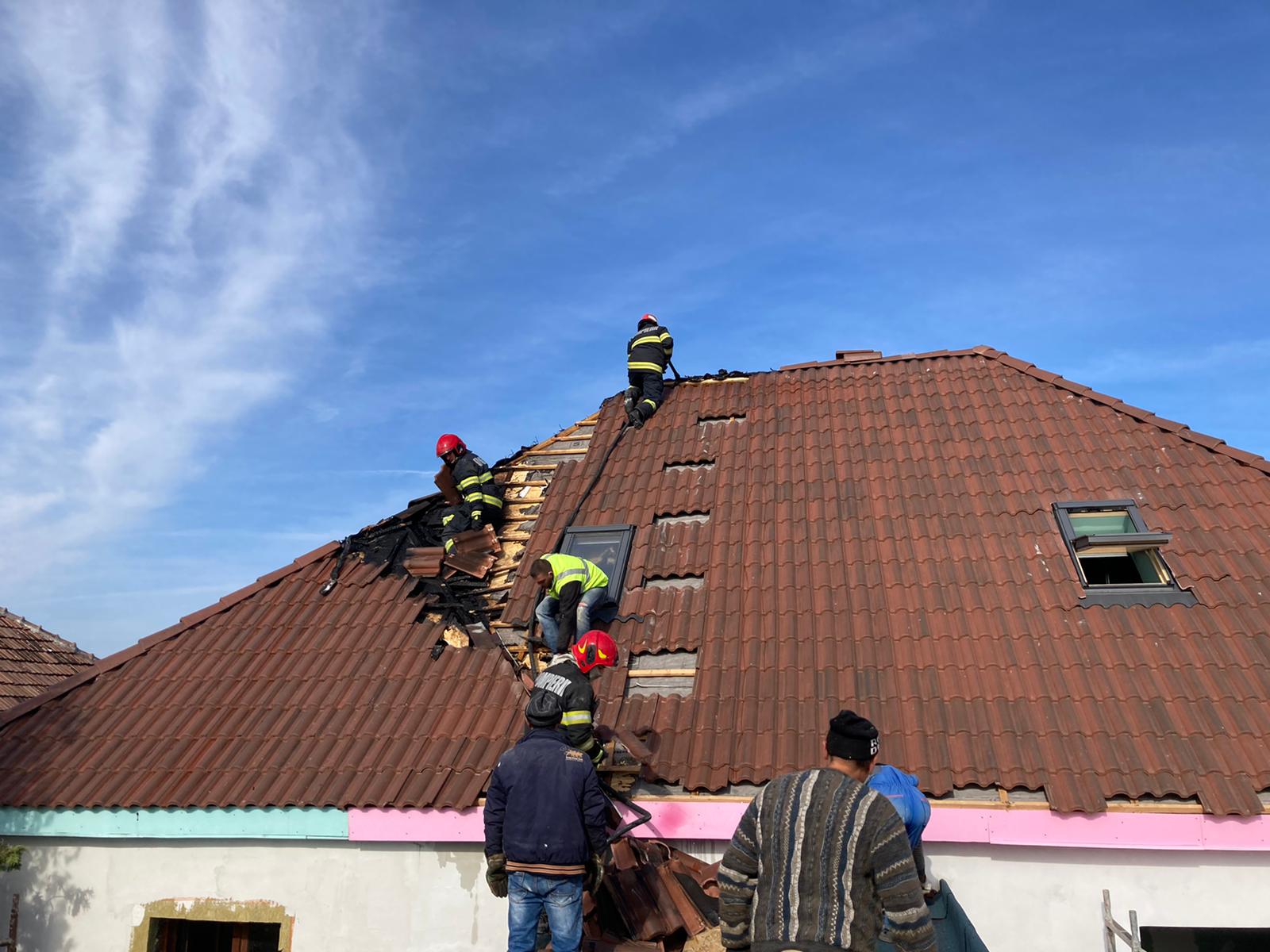 ”Cine v-a lucrat aici?”. Muncitorii care lucrau la renovarea unei case din Sibiu au dat foc acoperișului