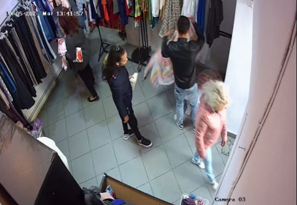 Hoți prinși după o postare pe Facebook. S-au scuzat și au spus că au uitat să plătească