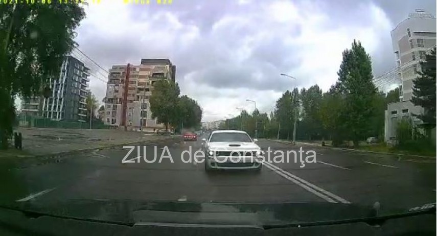VIDEO.  Un tânăr a murit, într-un accident la Mamaia, la scurt timp după ce a fost filmat când dădea flash-uri mașinilor din calea sa