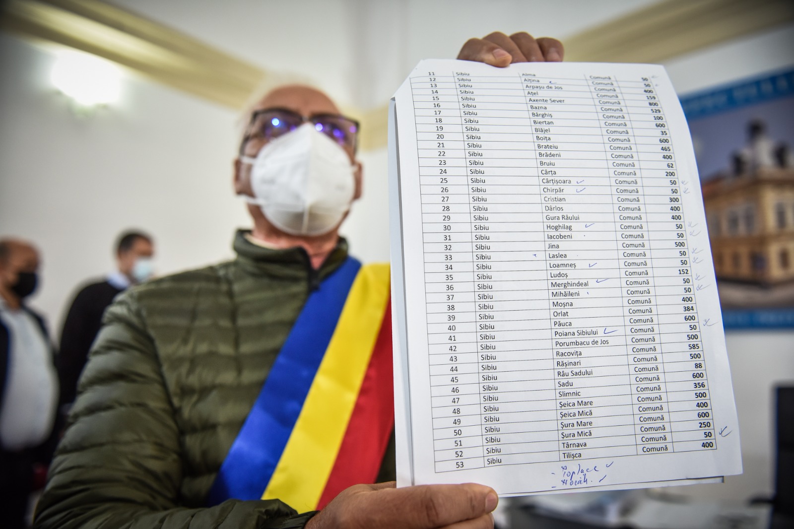 FOTO ”Da, și PSD a făcut mizerii. Dar nu la nivelul acesta”. Primarii PSD din Sibiu, primiți cu duba de jandarmi la Prefectură