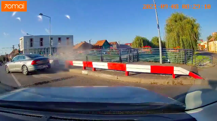 VIDEO Un șofer și-a stricat mașina după ce i-a tăiat calea altuia la semafor