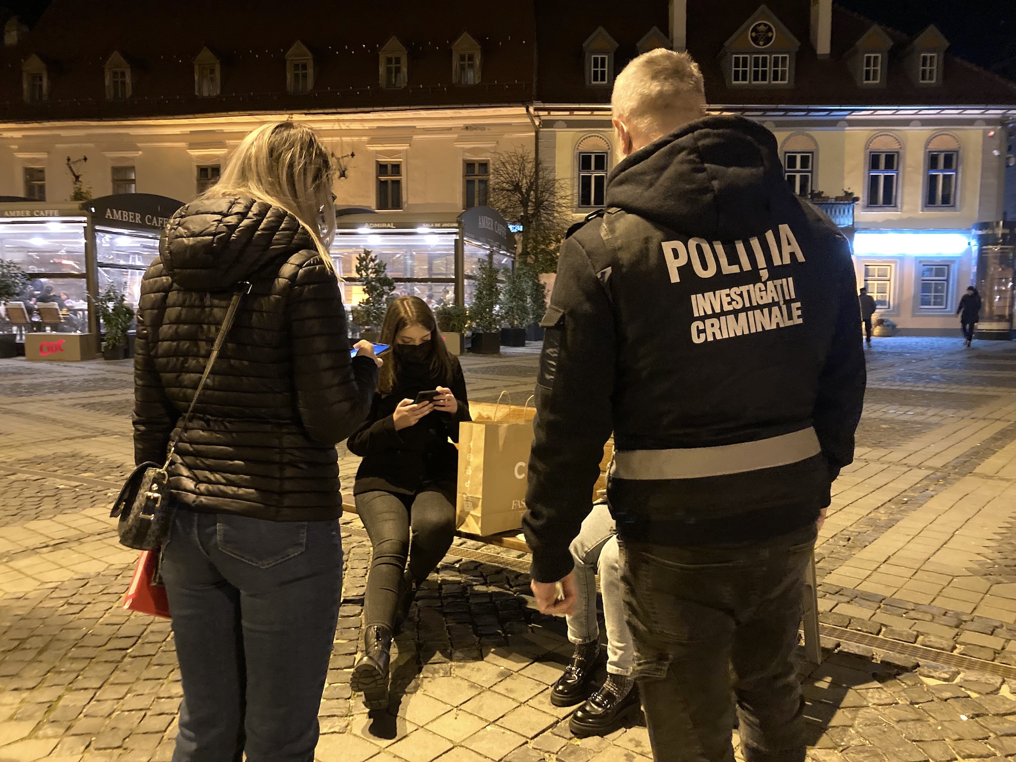VIDEO Acțiune a poliției aseară, după implementarea noilor restricții COVID: „Dacă nu sunteți vaccinați, mergeți acasă, acum”
