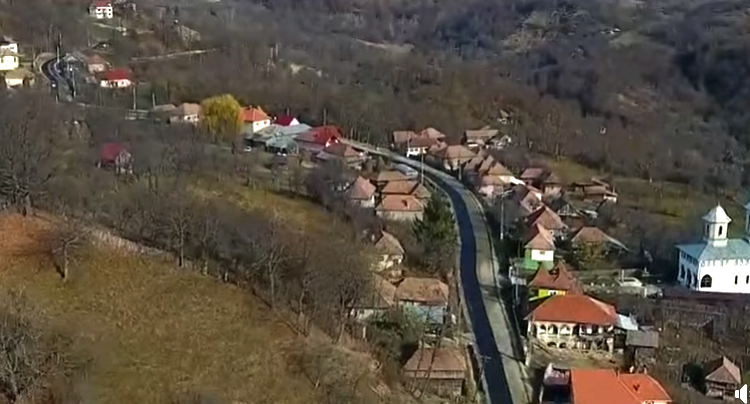 A început asfaltarea drumului care leagă Sibiul de Argeș ocolind Valea Oltului