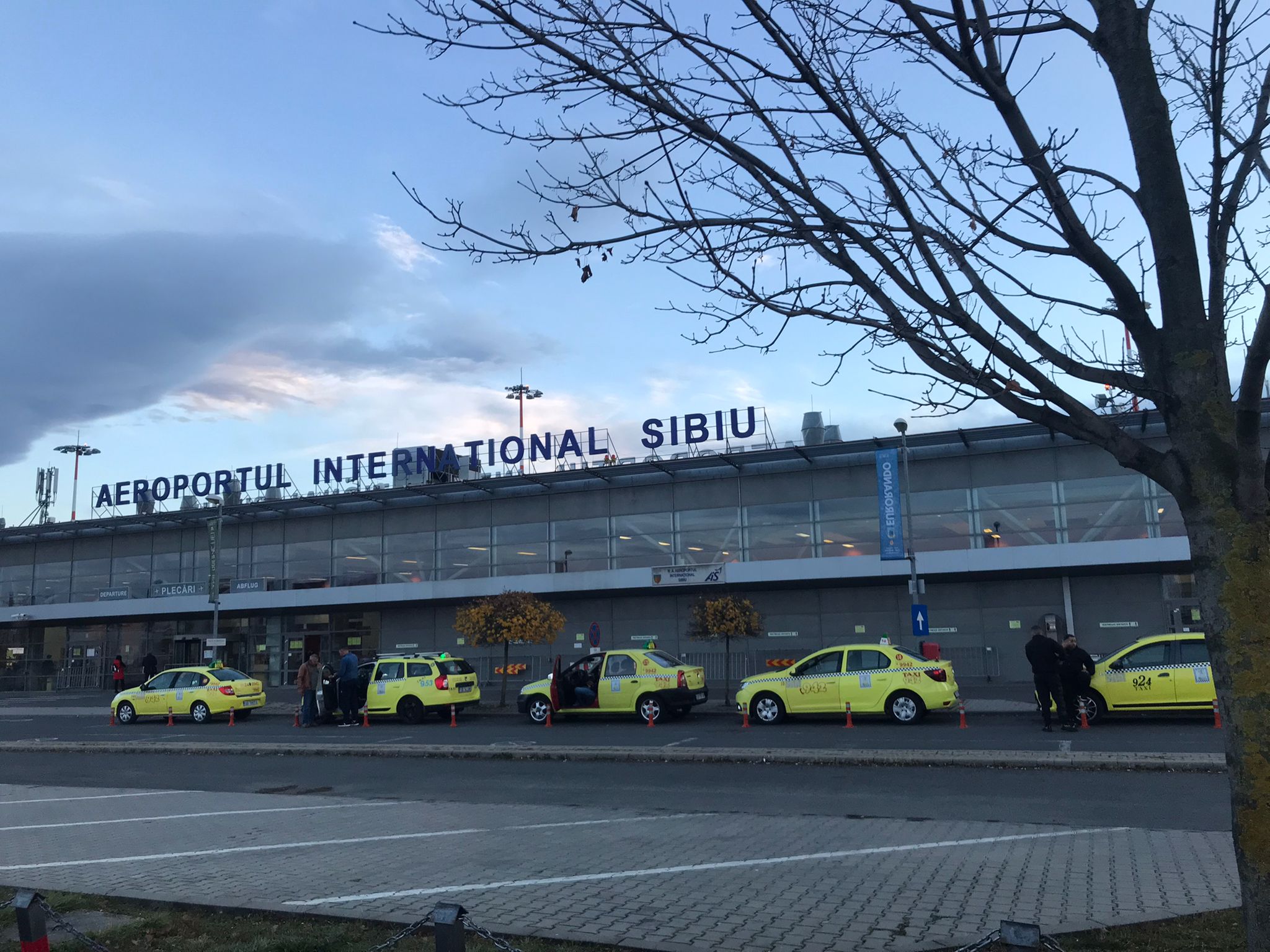 Noile reguli impuse de Aeroportul Sibiu nemulțumesc și clienții și taximetriștii. „Dacă plătesc, îmi rezerv măcar dreptul de a-mi alege șoferul”