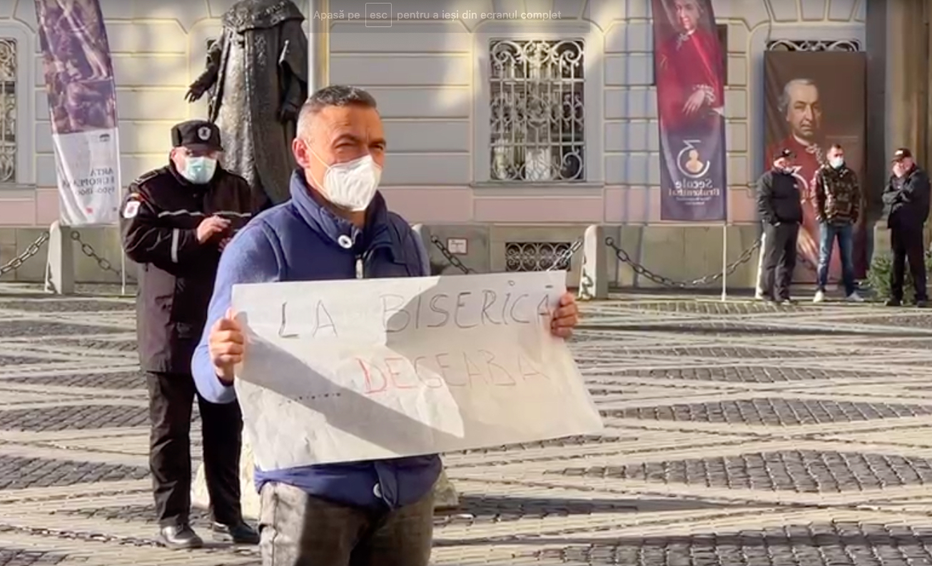 VIDEO – ”LA BISERICĂ ... DEGEABA”. Președintele Iohannis întâmpinat cu proteste în Piața Mare: ”Jó napot kívánok, PSD!