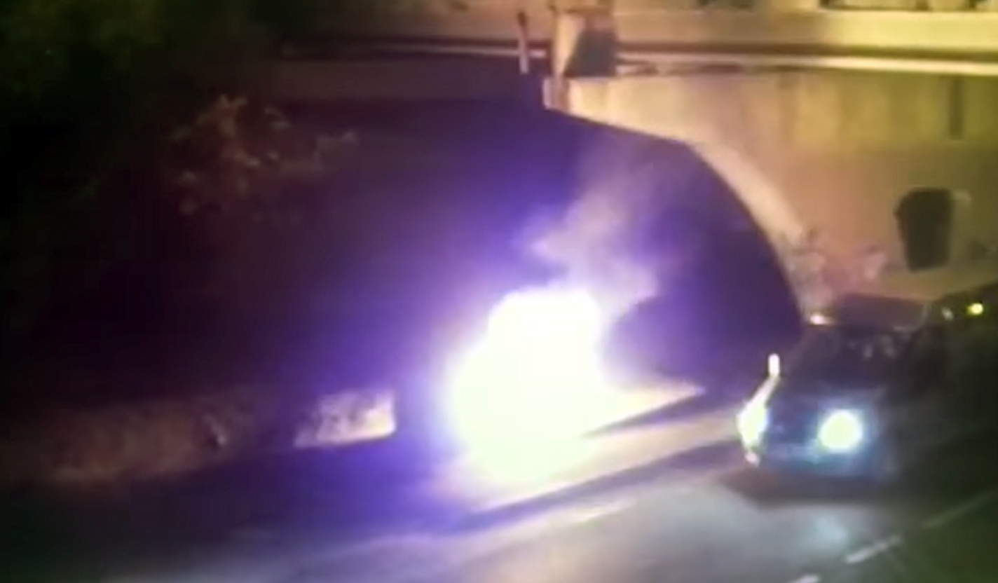 VIDEO-Iglu de colectare a deșeurilor incendiat pe strada Podului. Poliția Locală l-a prins pe autor