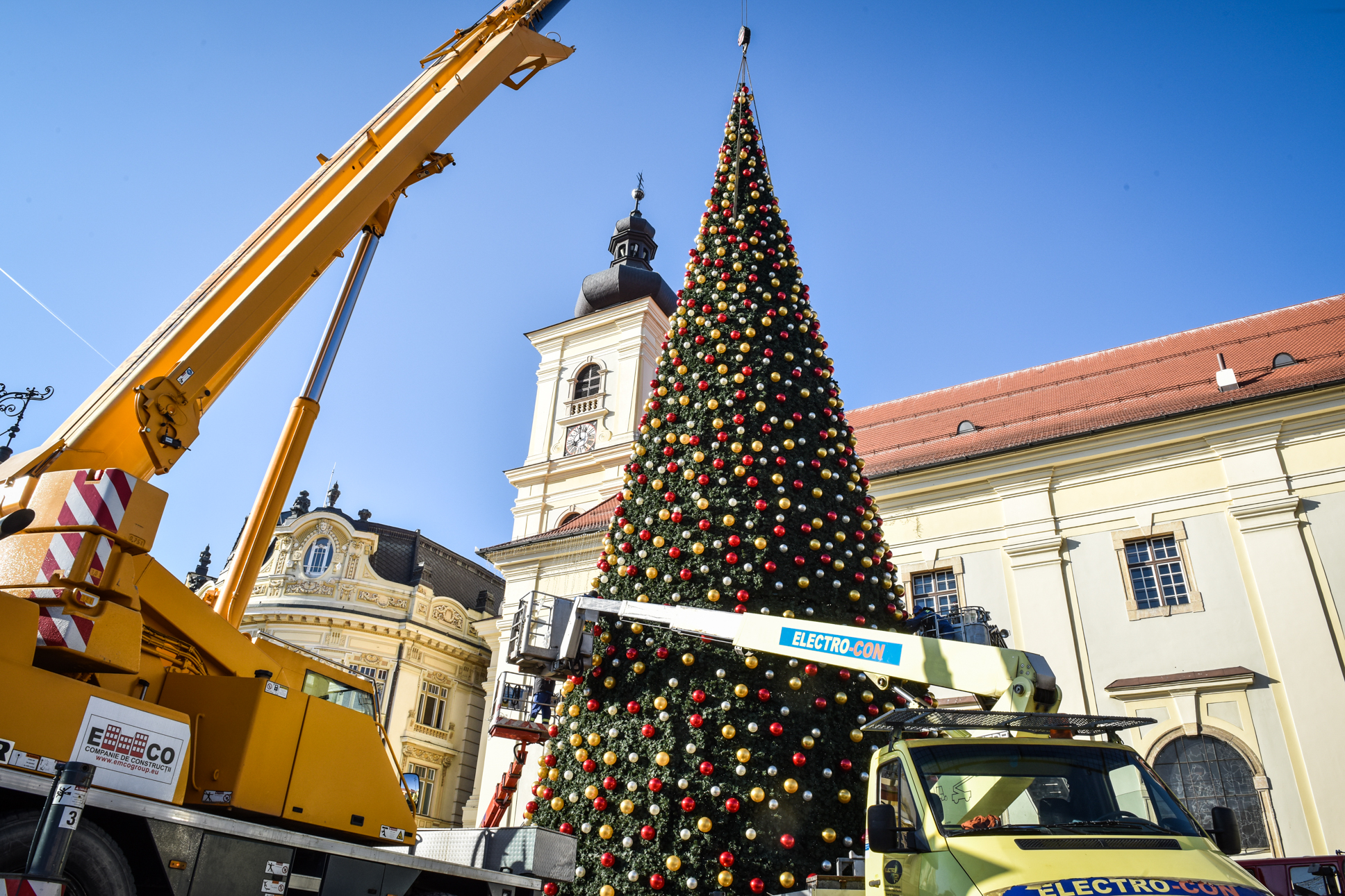 VIDEO – Atmosferă de Crăciun la Sibiu. A fost montat bradul din Piața Mare