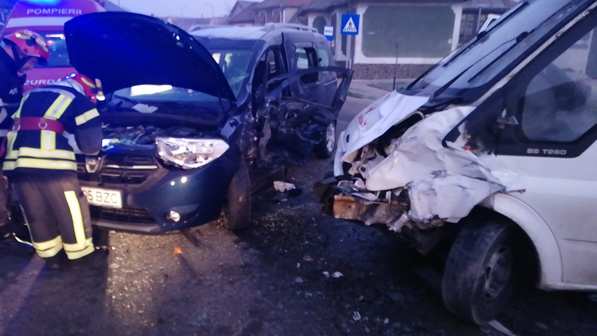 Microbuz implicat într-un accident lângă Avrig. Două femei sunt rănite