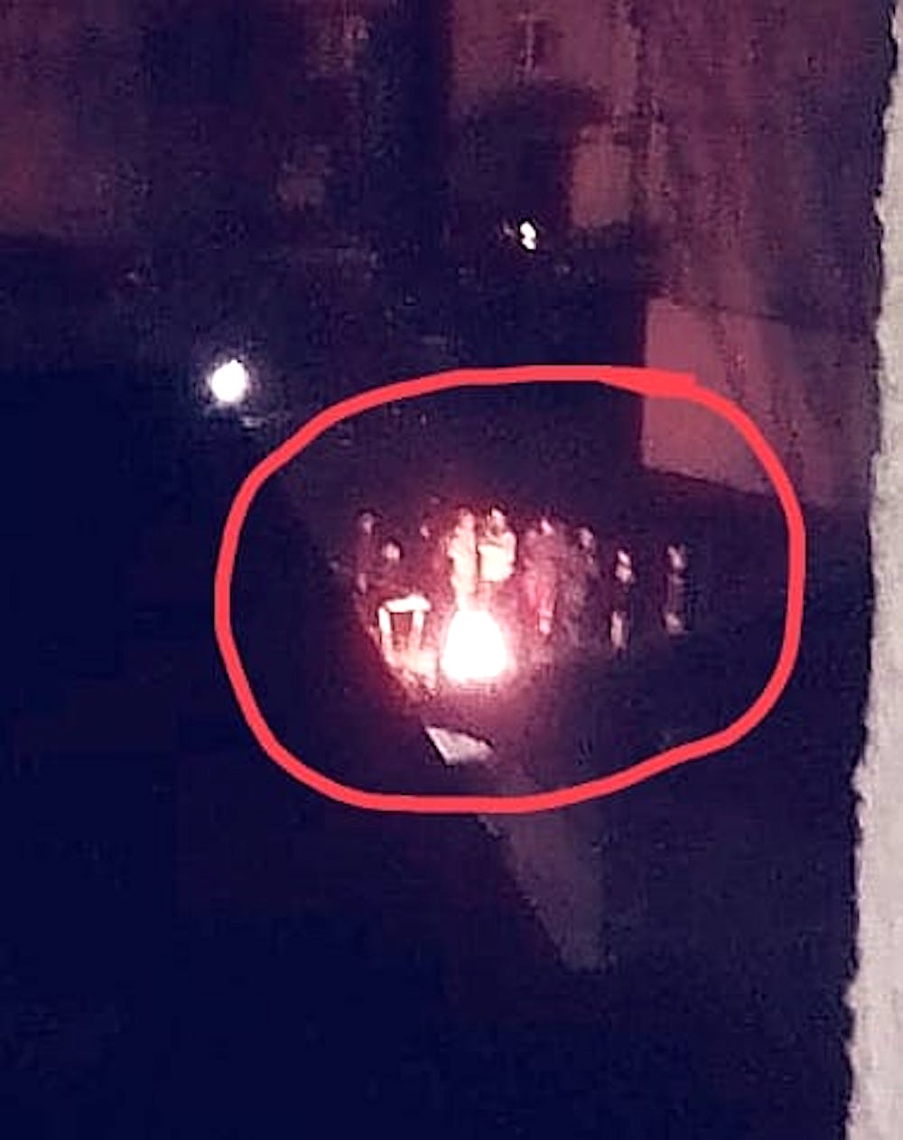 Foc de tabără între blocuri, cu lemne dintr-un gard. Polițiștii îi caută acum pe tineri