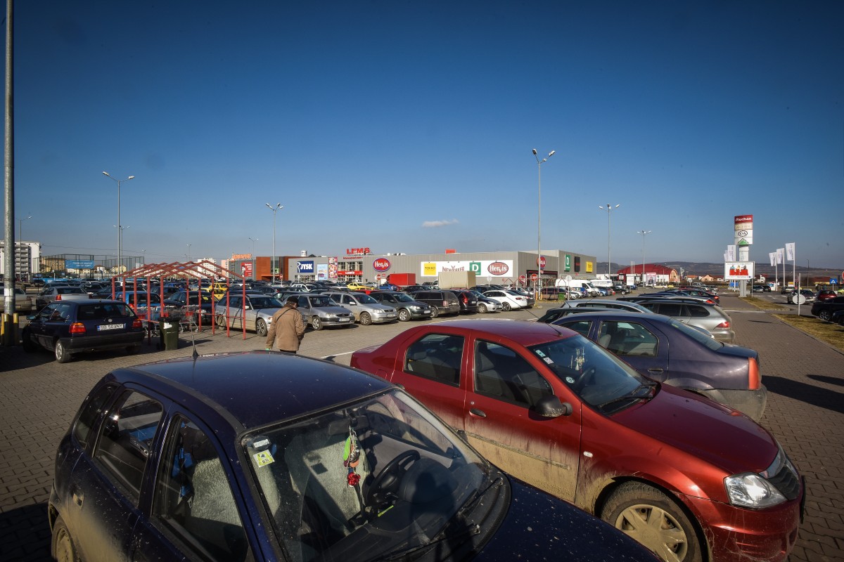 Curierul lovit de mașină în parcarea Shopping City a fost externat