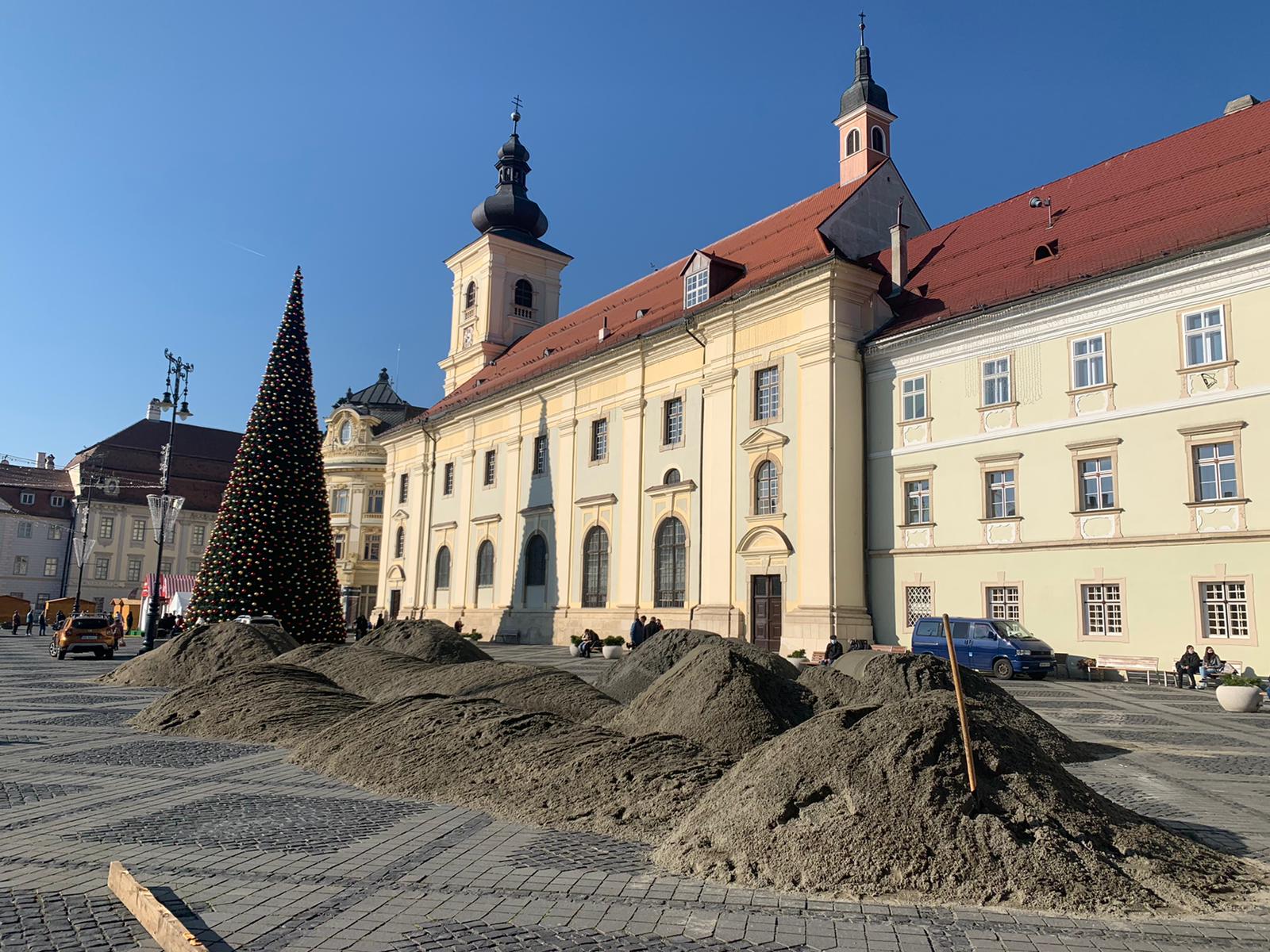 A început amenajarea patinoarului din Piața Mare. Acces doar cu Certificat Verde