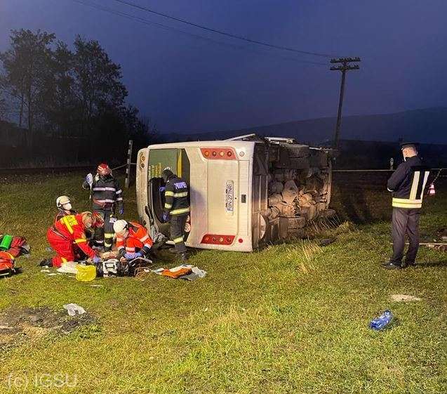 Un bărbat a murit, după ce un autocar cu 30 de persoane s-a răsturnat, la Bistrița