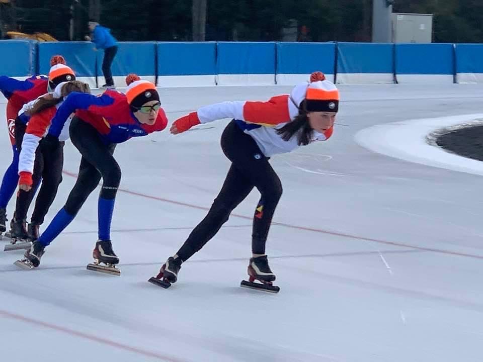 Două patinatoare din Sibiu participă la cupe mondiale, la 17 ani. Au plecat în Germania să se antreneze