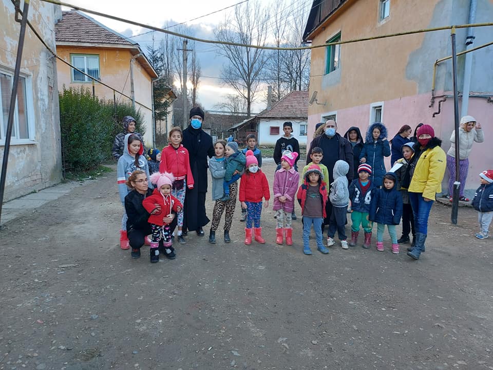 Doi preoți din Cisnădie au nevoie de sprijin pentru a aduce bucurie în inimile a peste 1.000 de copii: Este o acțiune grea în zilele noastre