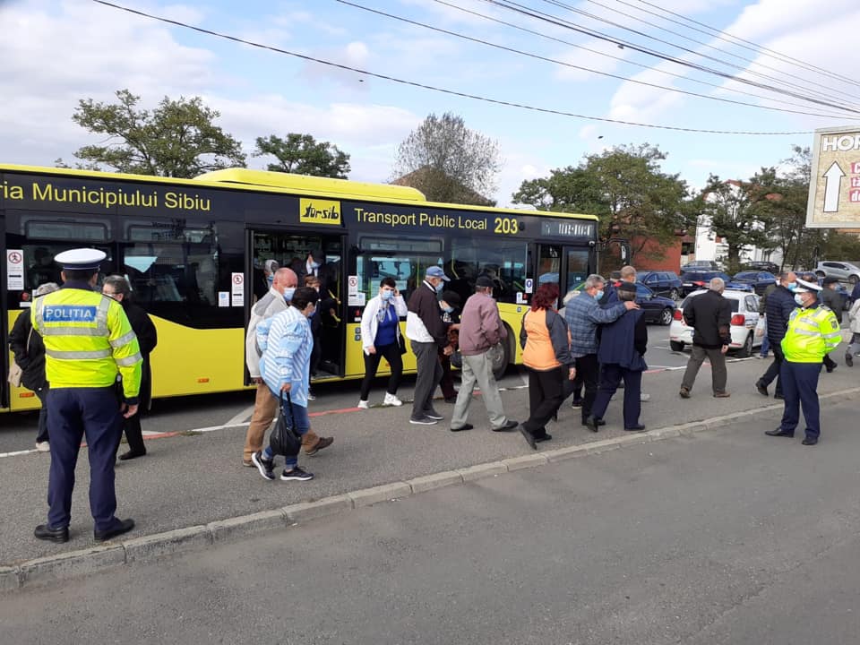 Hoț prins în timp ce fura portofelul unui călător, în autobuz