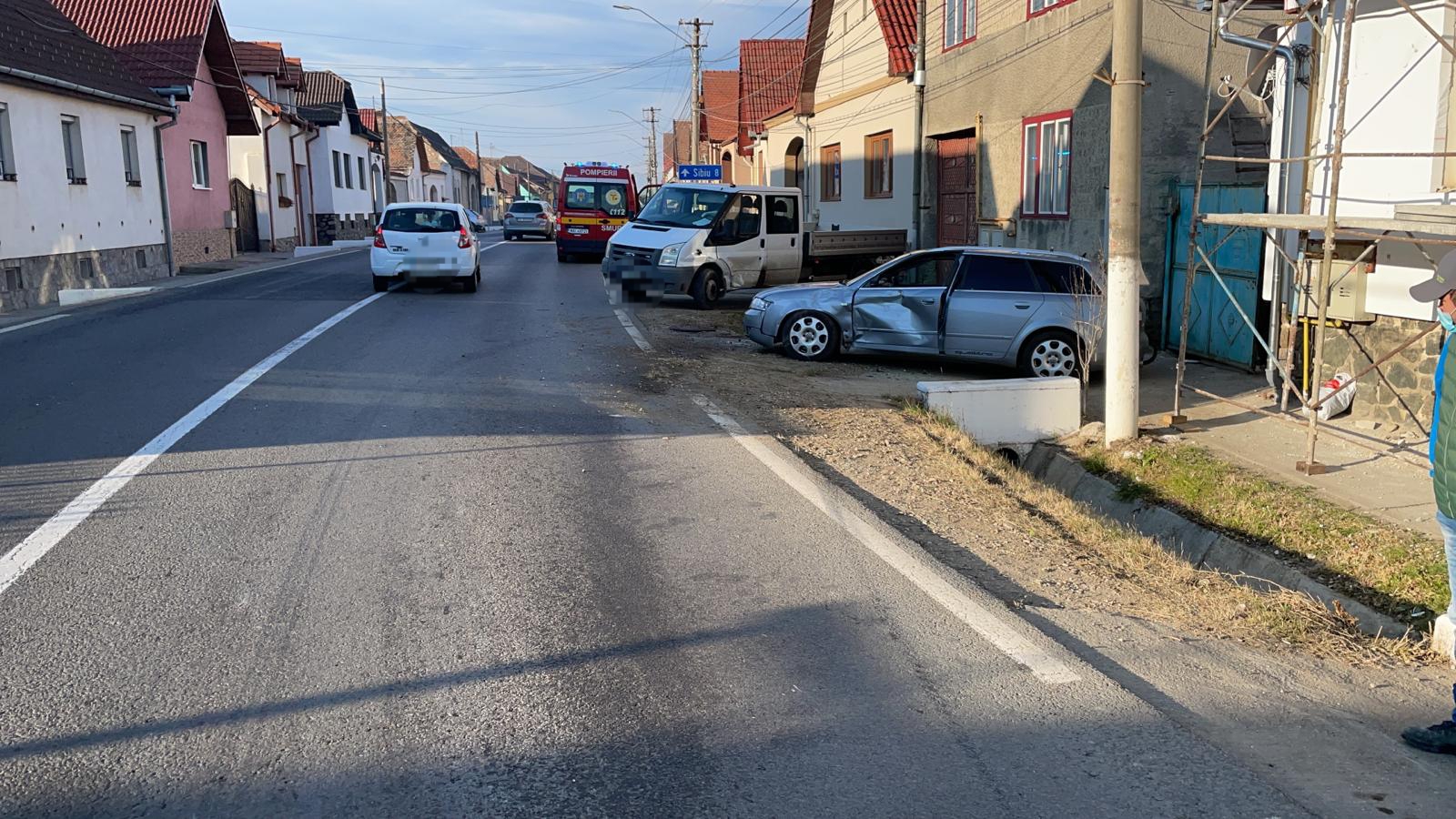 Bărbat de 32 de ani lovit în timp ce se afla într-o mașină parcată, în Șura Mare