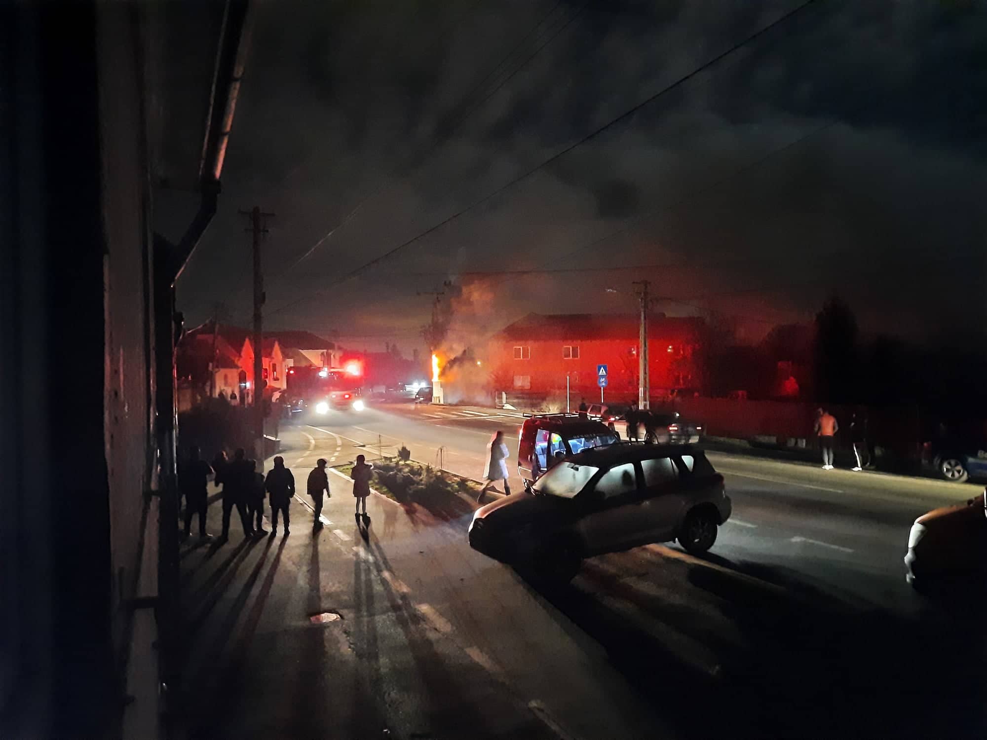 VIDEO Incendiul de la transformatorul electric din Turnișor a pornit de la un scurtcircuit electric