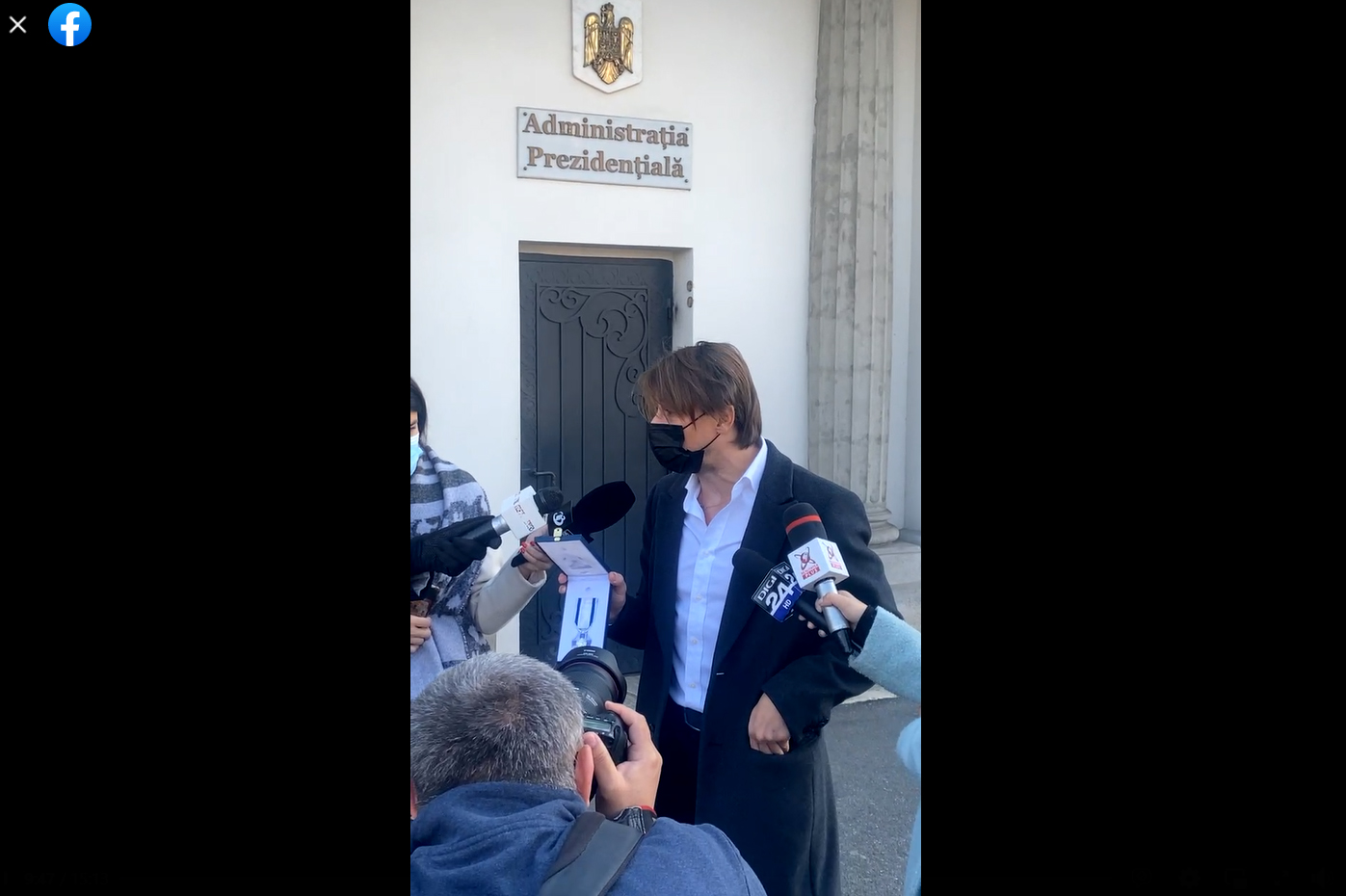 VIDEO Actorul Marius Manole a înapoiat decoraţia primită de la preşedintele Iohannis. 