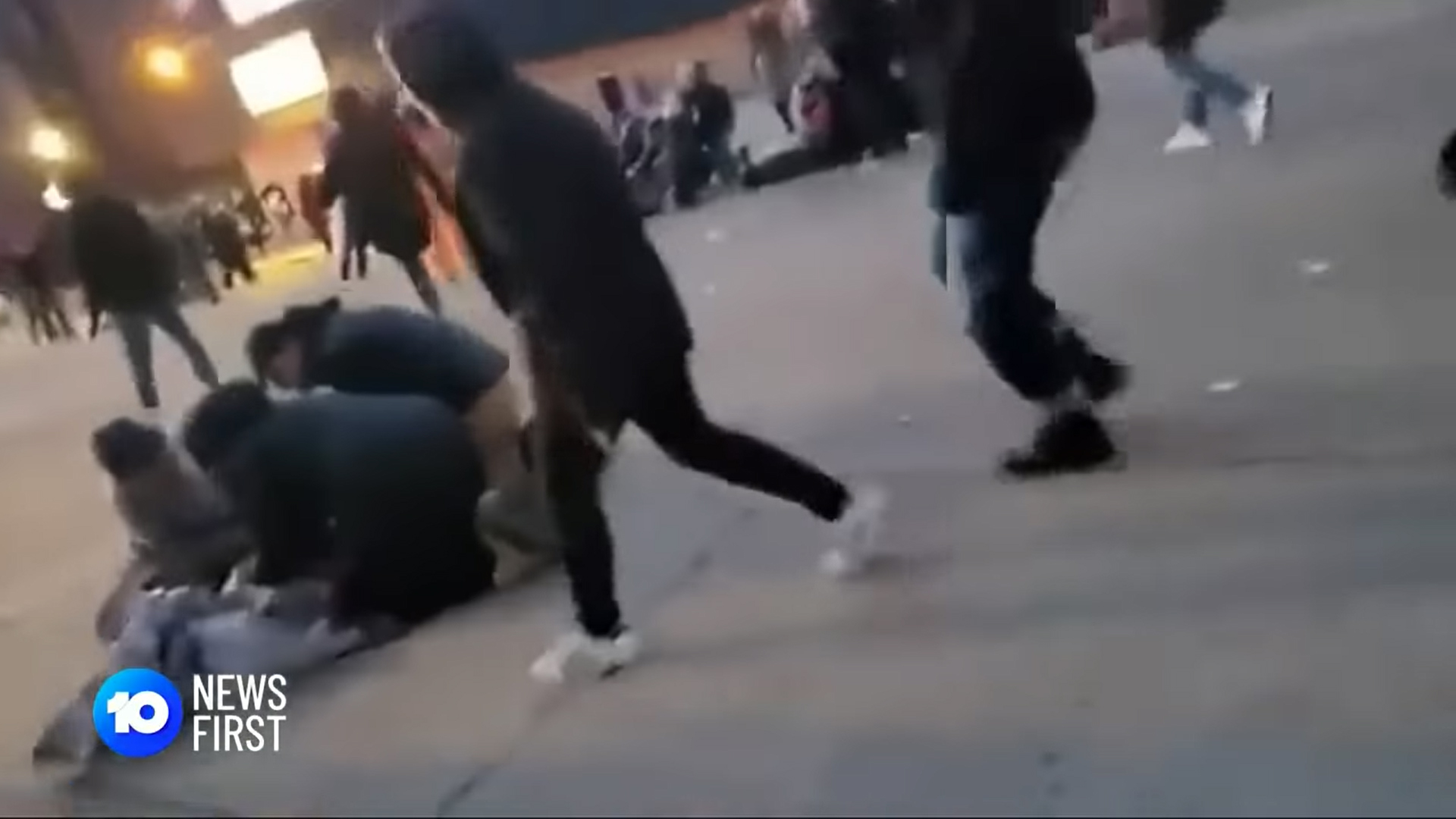 Cinci morţi şi peste 40 de răniţi după ce o maşină a spulberat o paradă de Crăciun din SUA