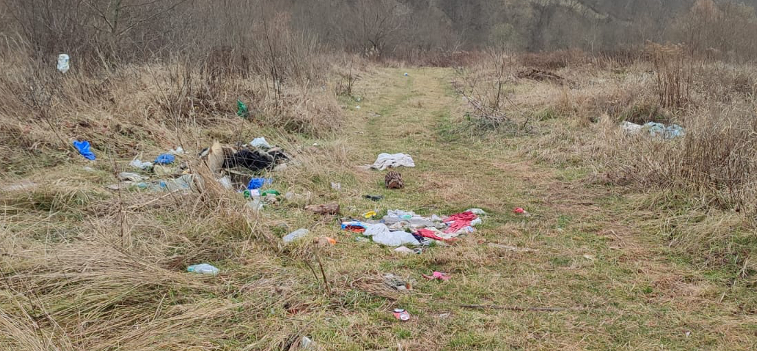 FOTO – Cel mai lung râu din județul Sibiu a ajuns groapă de gunoi. Iubitorii de natură se mobilizează