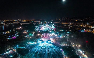 Kings of Leon, Arctic Monkeys şi Dua Lipa, capete de afiş la ediţia din 2022 a Festivalului Sziget