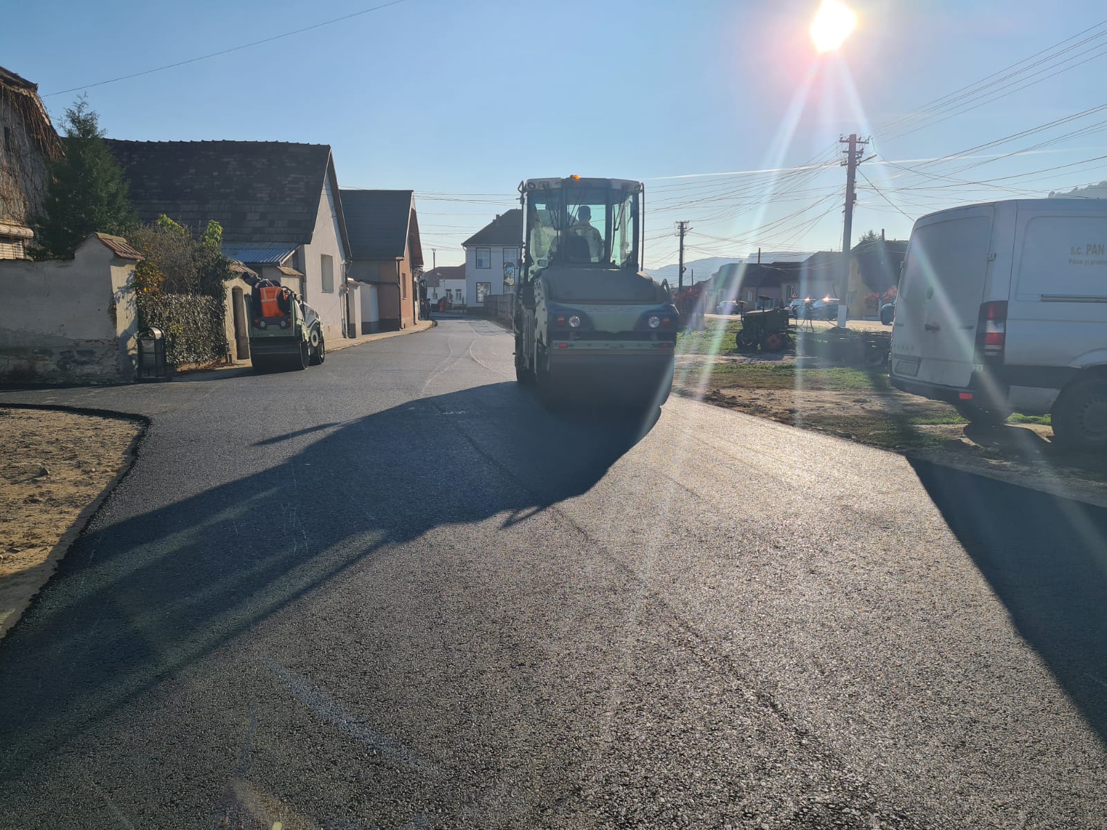 Străzi asfaltate şi pregătiri pentru sărbătorile de iarnă în comuna Axente Sever