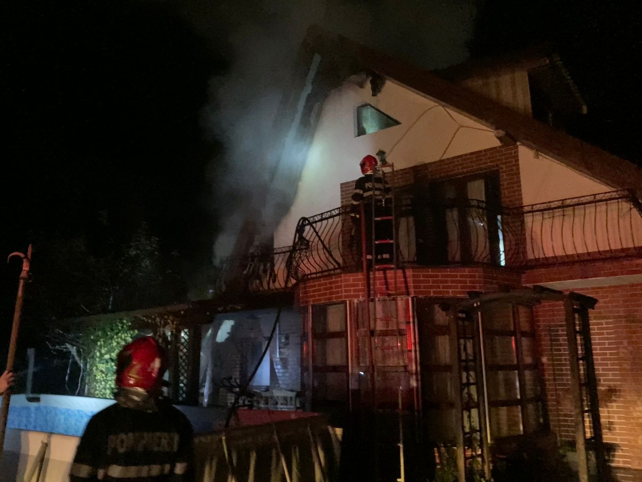 Incendiu la acoperișul unei case din Tocile. Cauza - coșul de fum necorespunzător