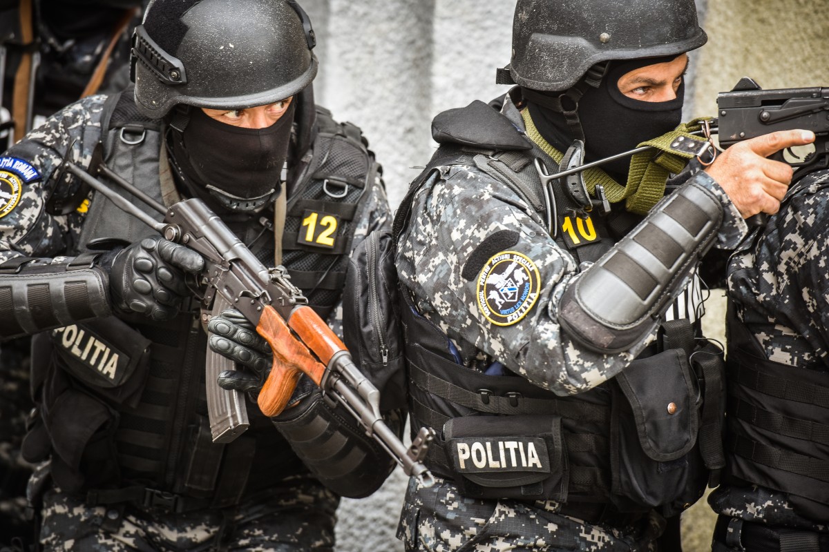 Percheziții la o grupare care fura motorină din baza militară americană de la Kogălniceanu. Prejudiciul reclamat de guvernul SUA este de 2 milioane de dolari
