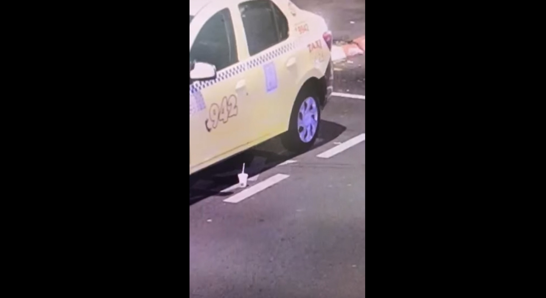 VIDEO - Nesimțire în centrul Sibiului: Taximetrist filmat cum deschide portiera și lasă gunoaie pe stradă