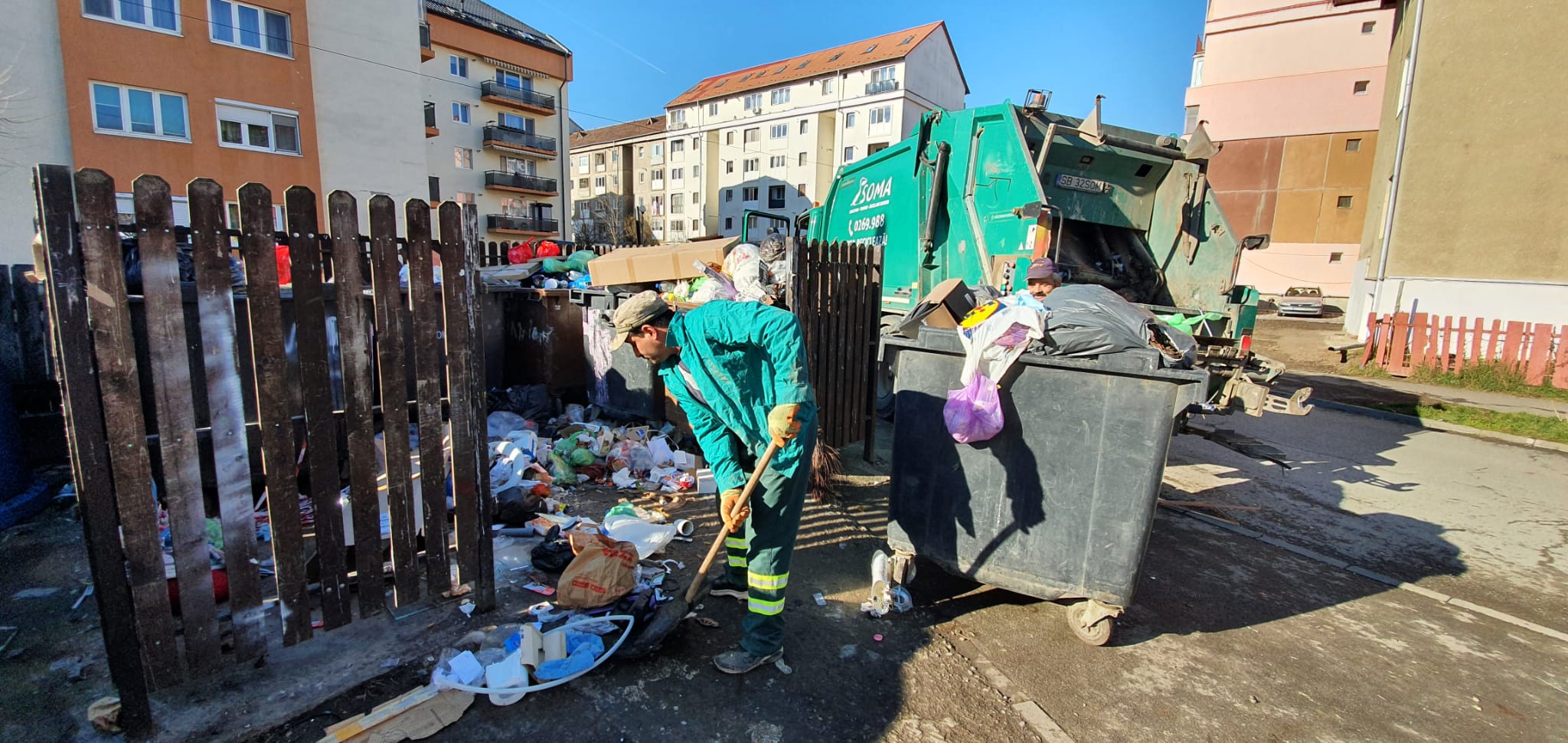 VIDEO-Experiment în cartierele Sibiului: Aproape jumătate din ce aruncă sibienii la gunoi poate fi reciclat