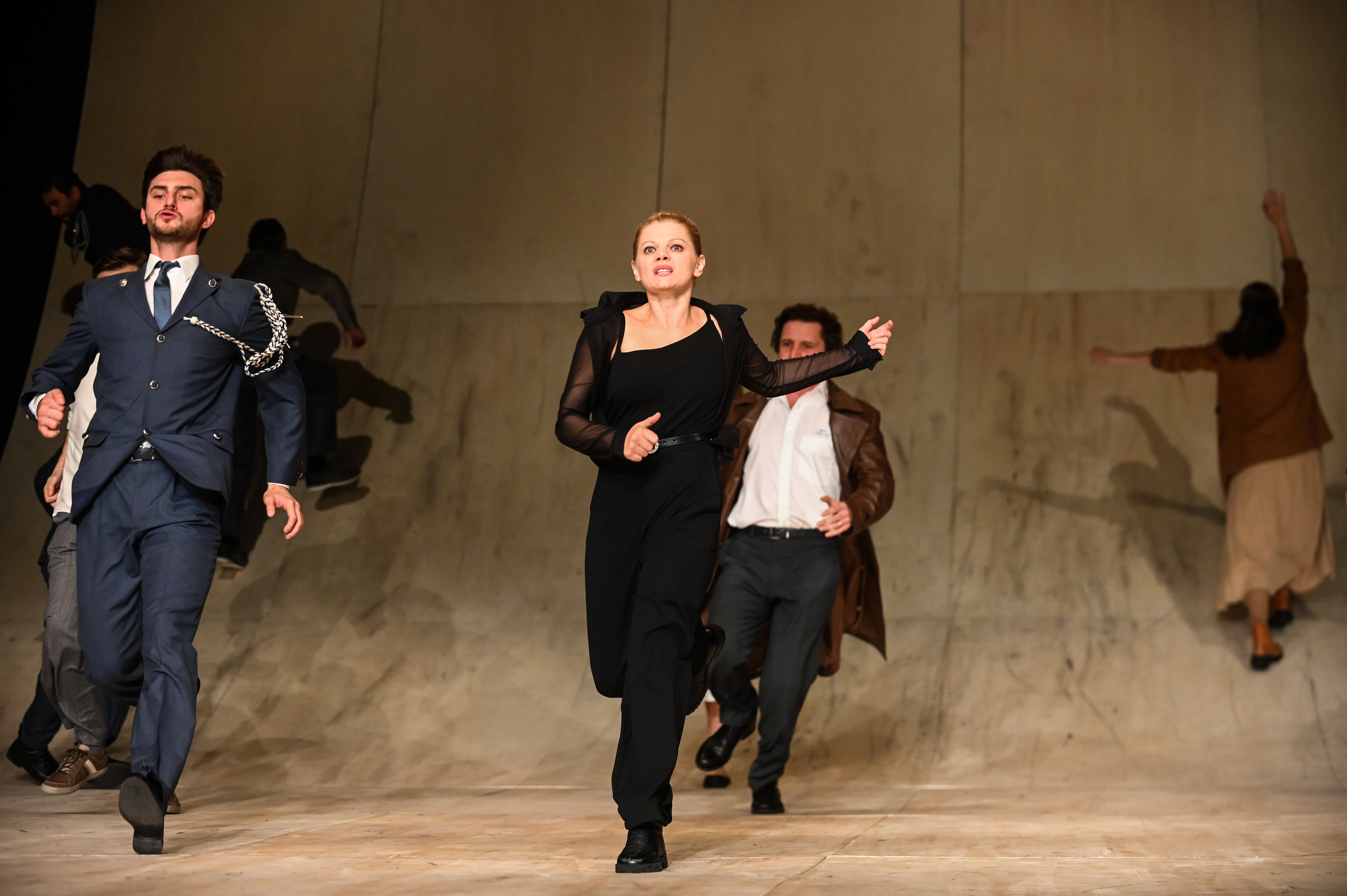 Premiera spectacolului „Trei surori” a adunat spectatori din țară și din Republica Moldova la Teatrul Național Radu Stanca. „A fost darul nostru pentru public în preajma sărbătorii Crăciunului”