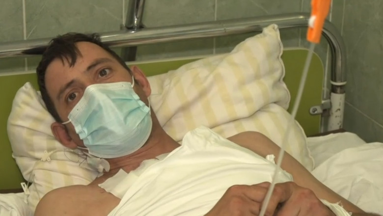 VIDEO Tânărul injunghiat în inimă de iubită: eram în bucătărie la un pahar de vorbă. Îmi aduc aminte cum m-a luat salvarea