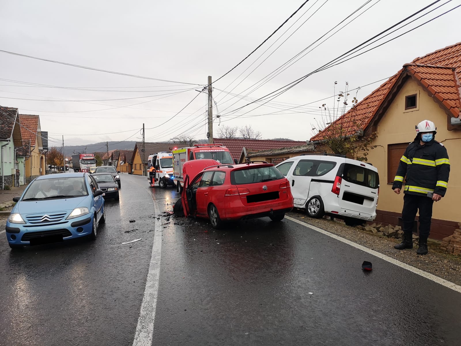 Coliziune frontală între două mașini, în Ruși. Trei persoane au fost rănite