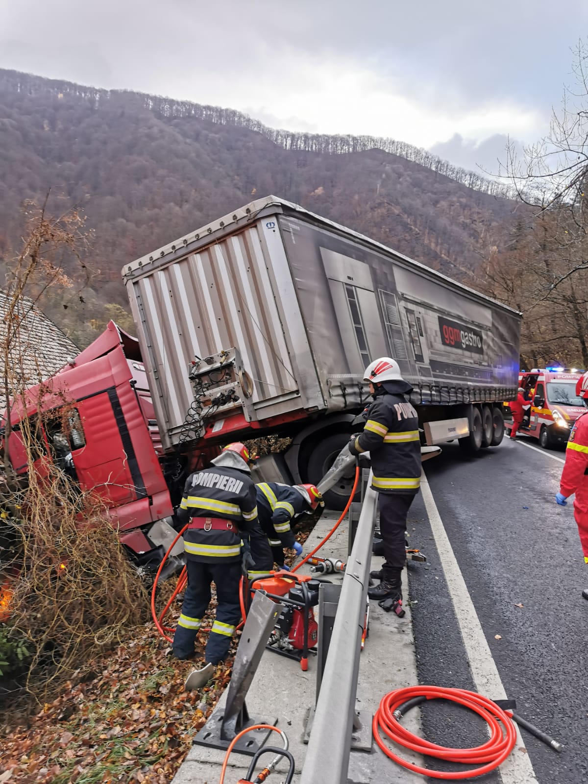 Traficul a fost reluat pe Valea Oltului, după ce a fost blocat 2 ore din cauza unui accident în Lazaret