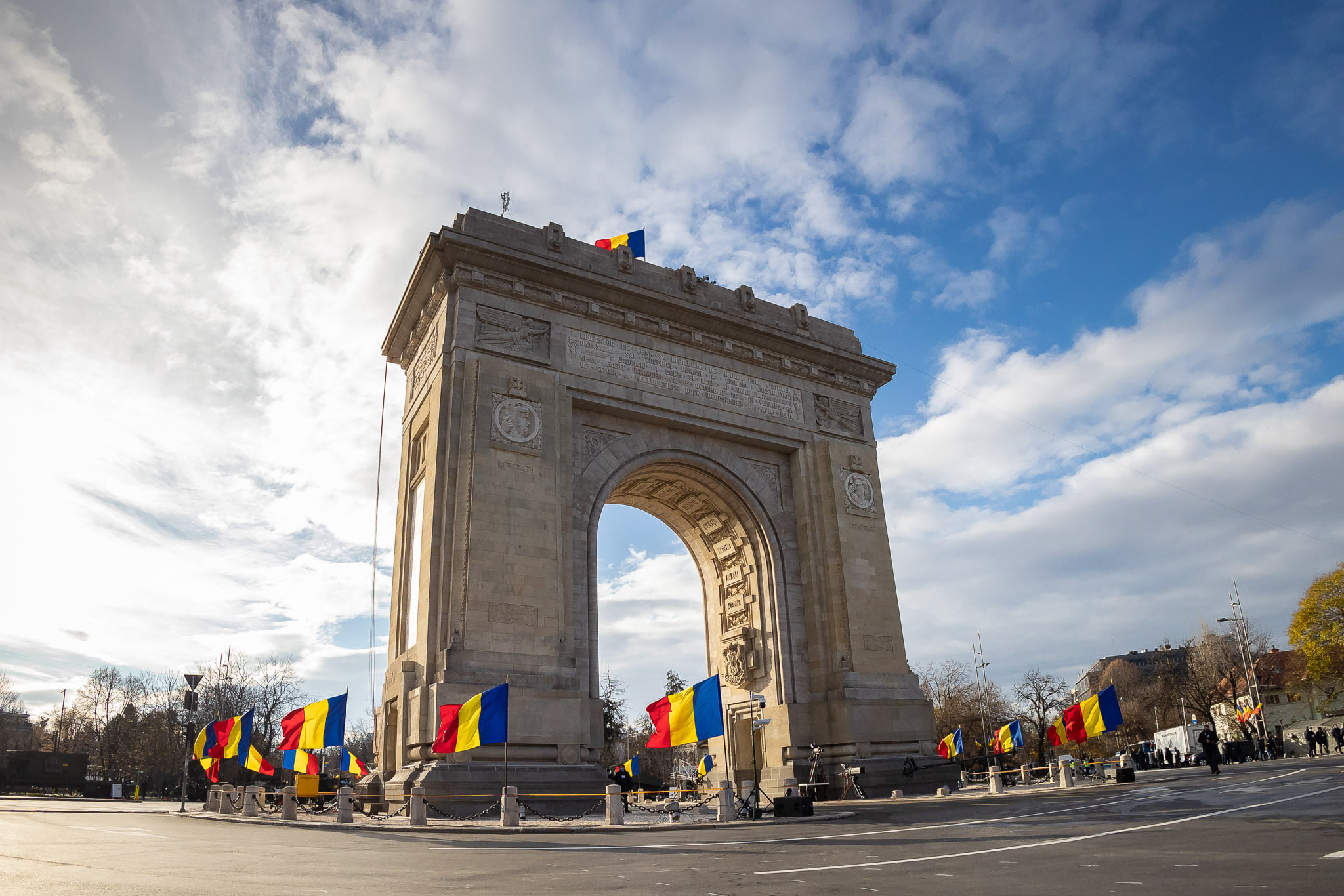 FOTO VIDEO Mii de oameni au participat la parada militară din Bucureşti organizată de Ziua Naţională
