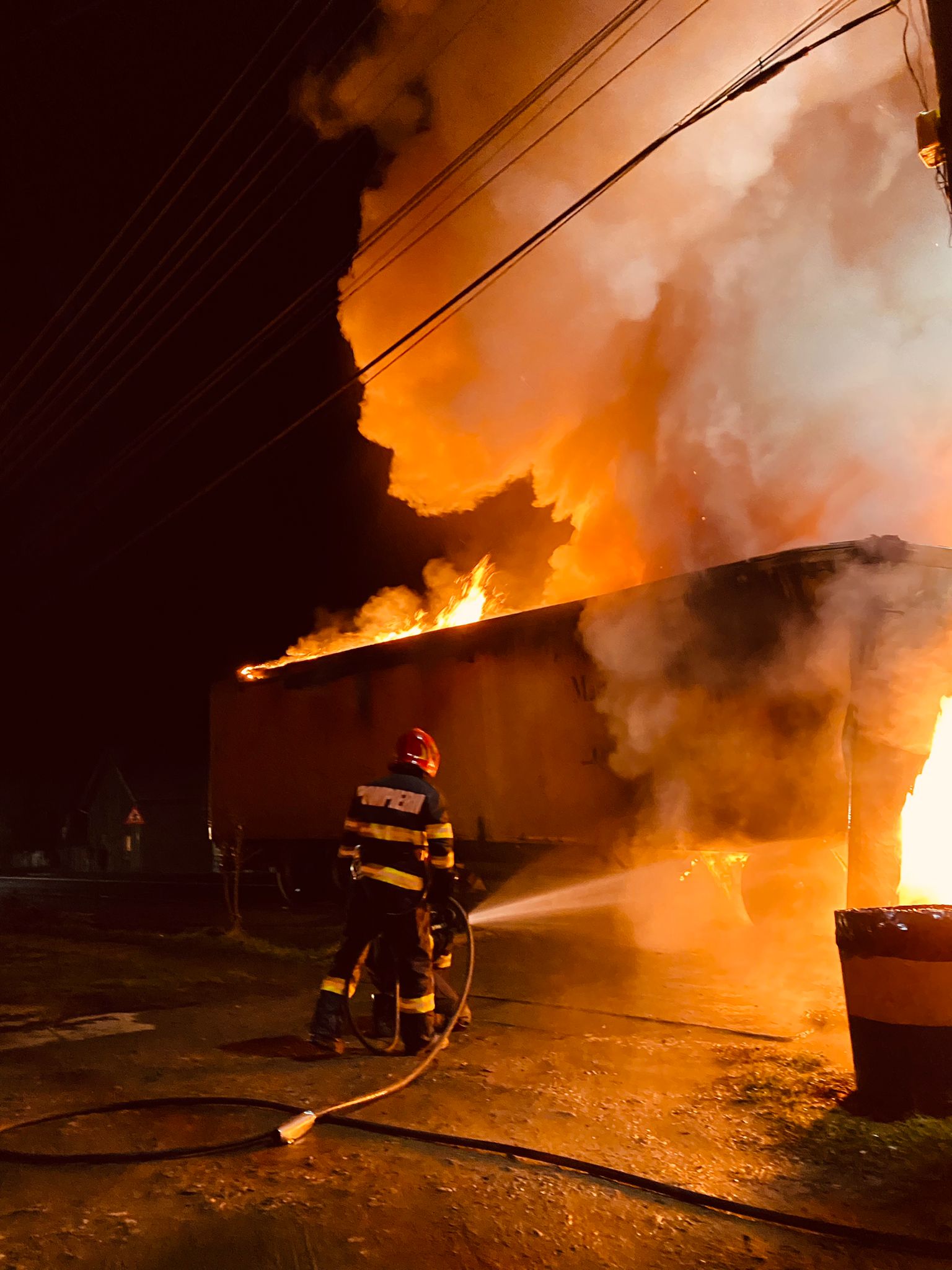 FOTO Incendiu la un TIR încărcat cu baloți de fân