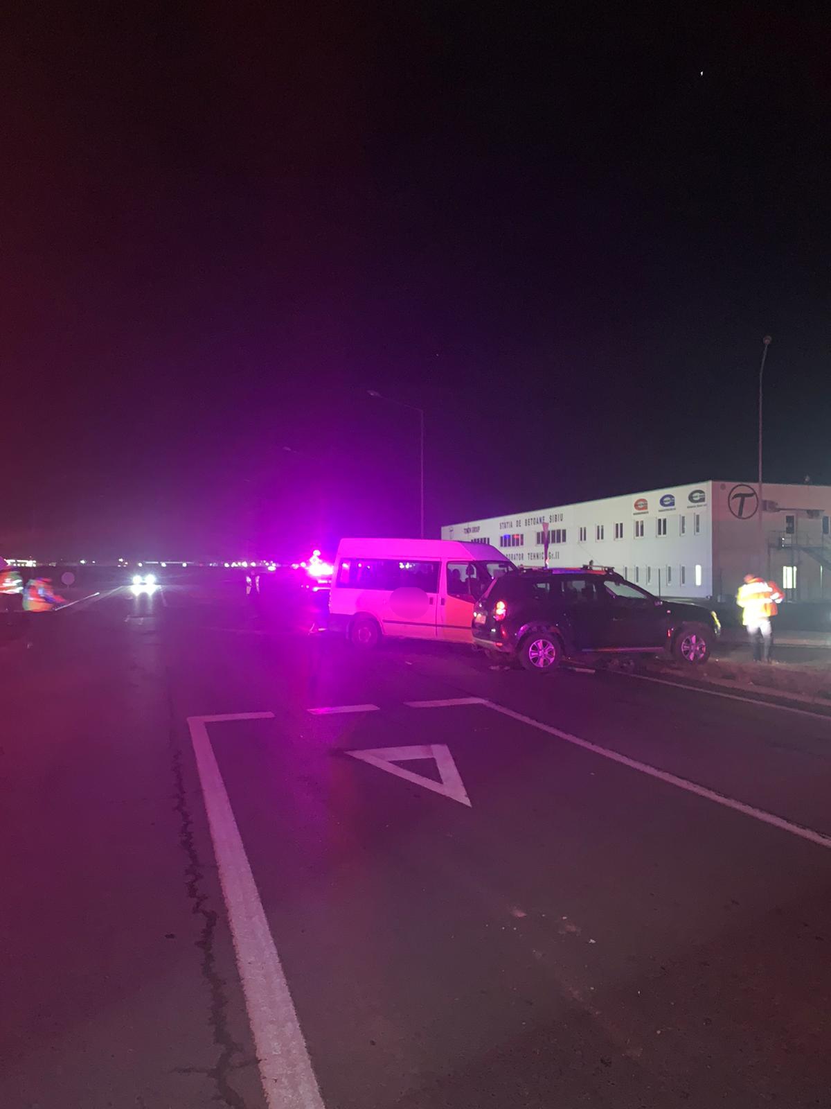 Microbuz cu șapte persoane, implicat într-un accident pe Calea Șurii Mici. Un bărbat a ajuns la spital