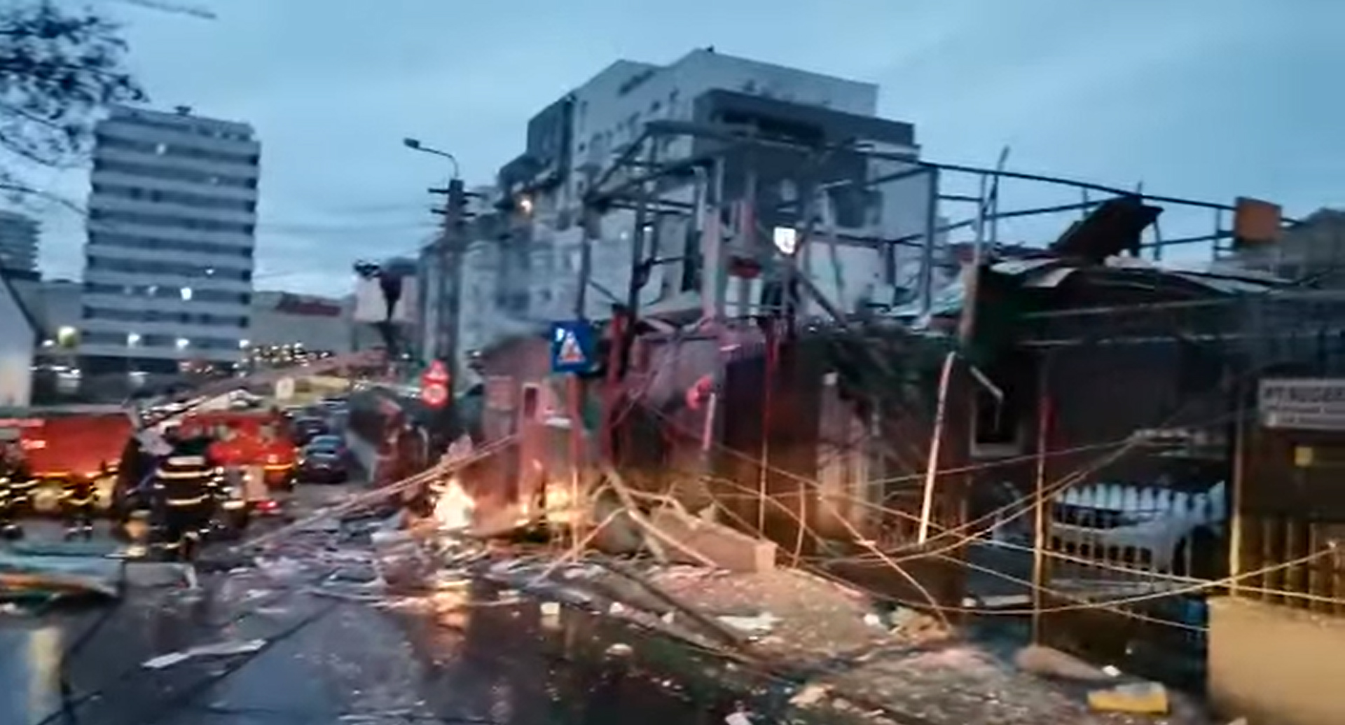VIDEO Incendiu la o pensiune din Cluj, în urma unei explozii. O femeie a murit