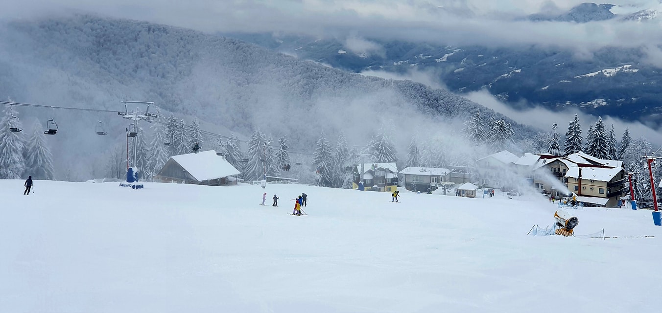 Zăpadă foarte bună pentru schi în staţiunea Straja. Pârtiile sunt cotate cu nota 9