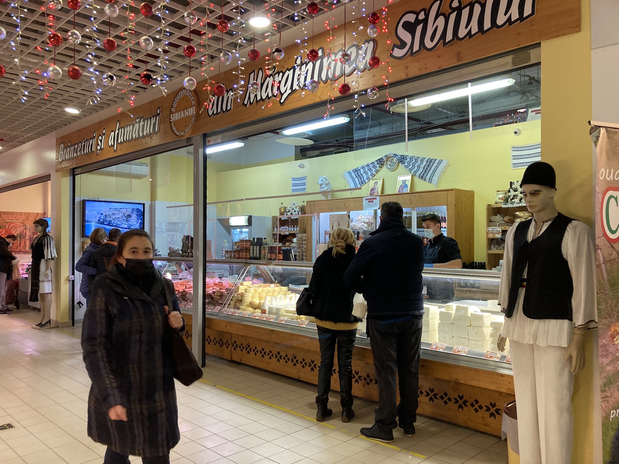 VIDEO Am găsit Sibiul în piața Obor din București. „Brânza veche și telemeaua sunt preferatele celor de aici”