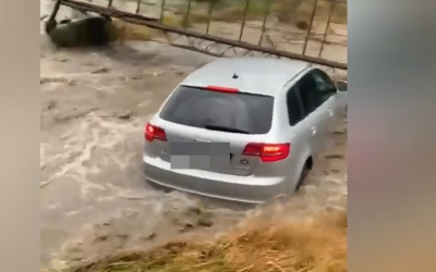 VIDEO S-a lăsat dus de val. Un tânăr șofer a vrut să traverseze un râu învolburat din județul Prahova