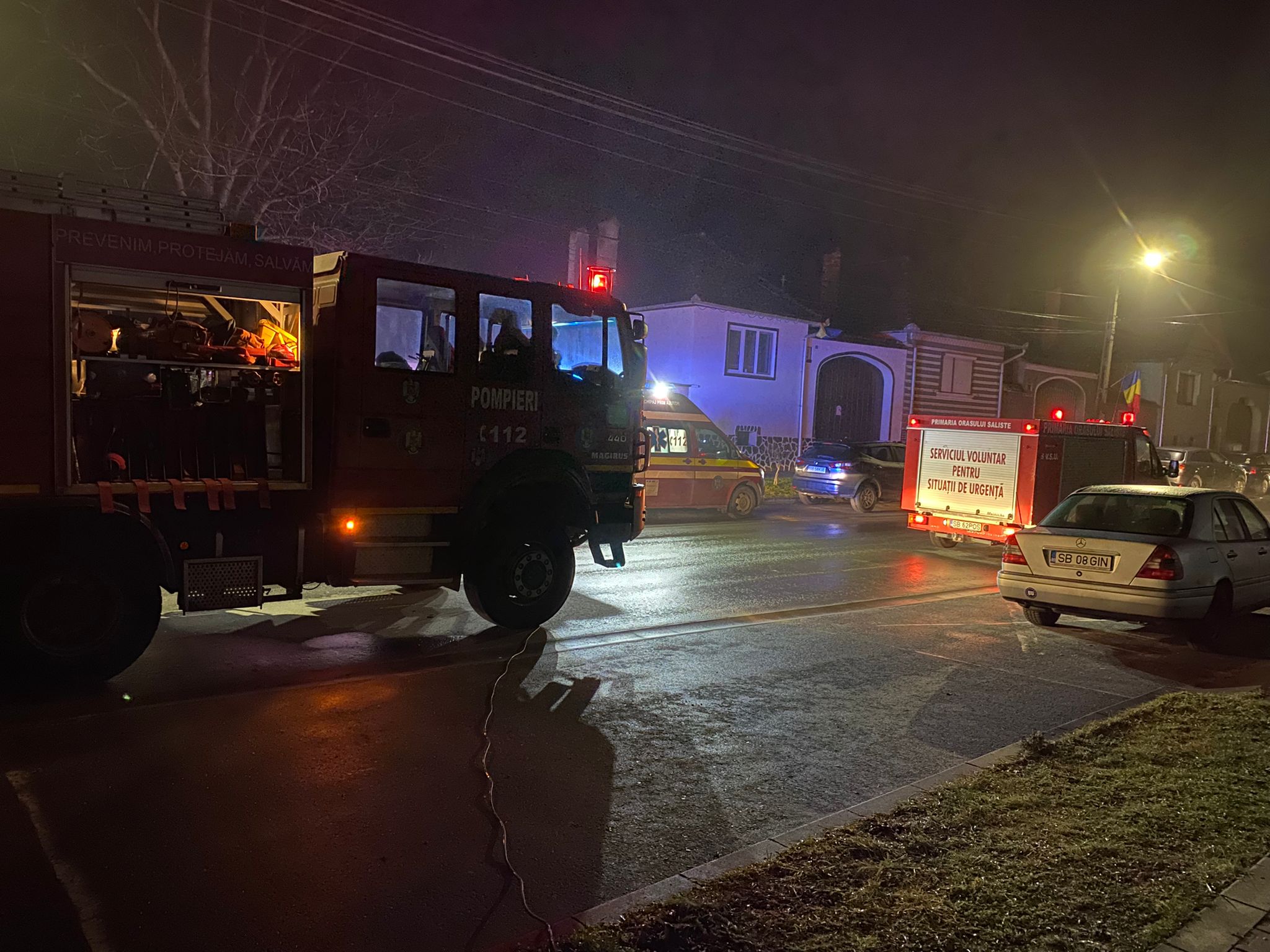 Incendiu puternic noaptea trecută, în Orlat, provocat de o afumătoare. Cinci echipaje de pompieri au intervenit