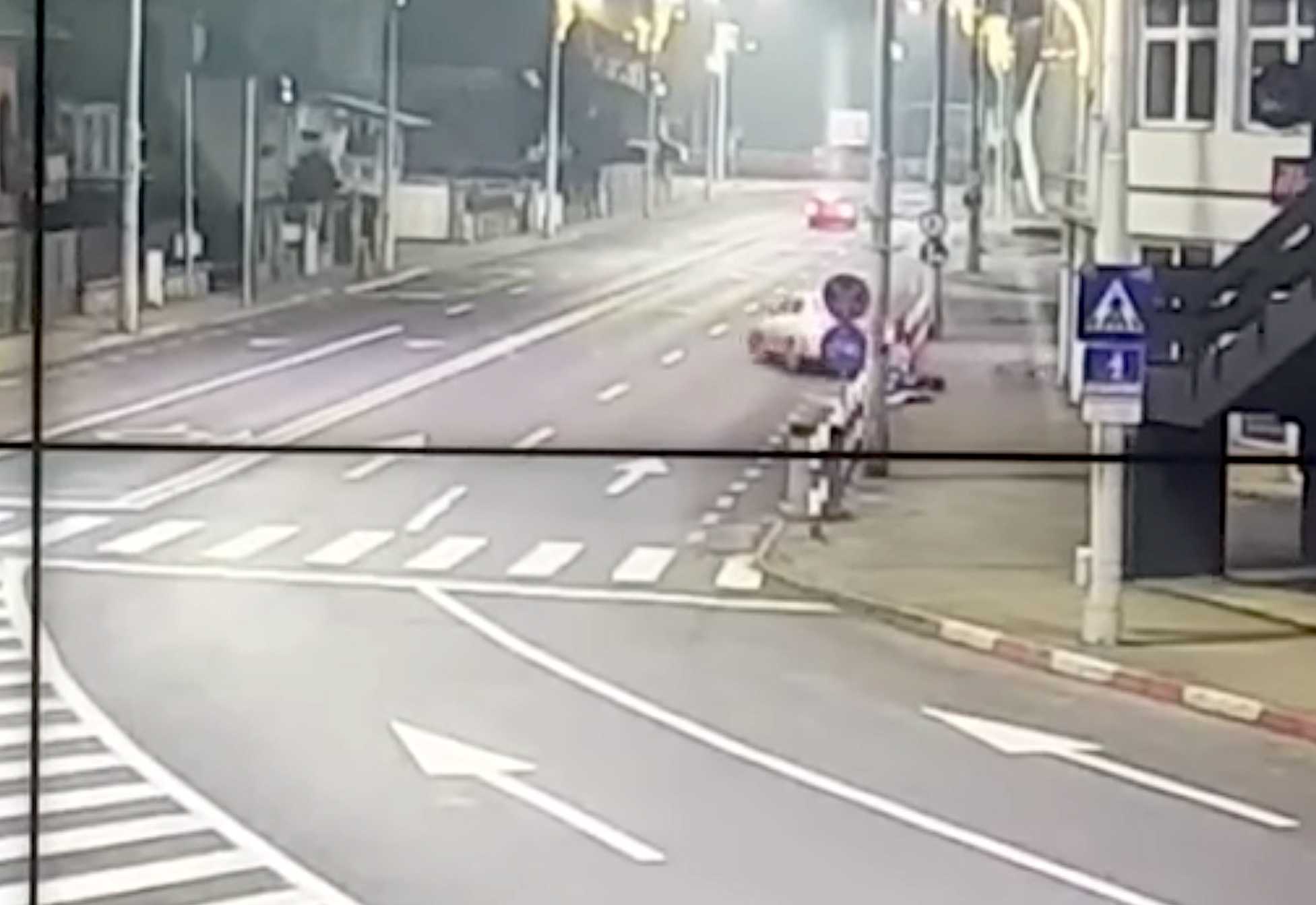 VIDEO Poliția locală a găsit mașina sibianului care a rupt stâlpii de pe marginea drumului și a fugit