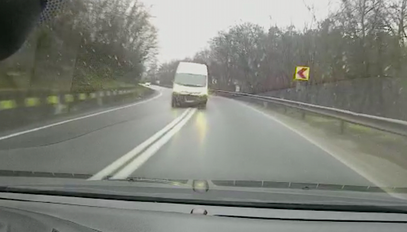 VIDEO-Polițiștii sibieni caută un microbuz care a intrat pe contrasens și a lovit o mașină condusă regulamentar