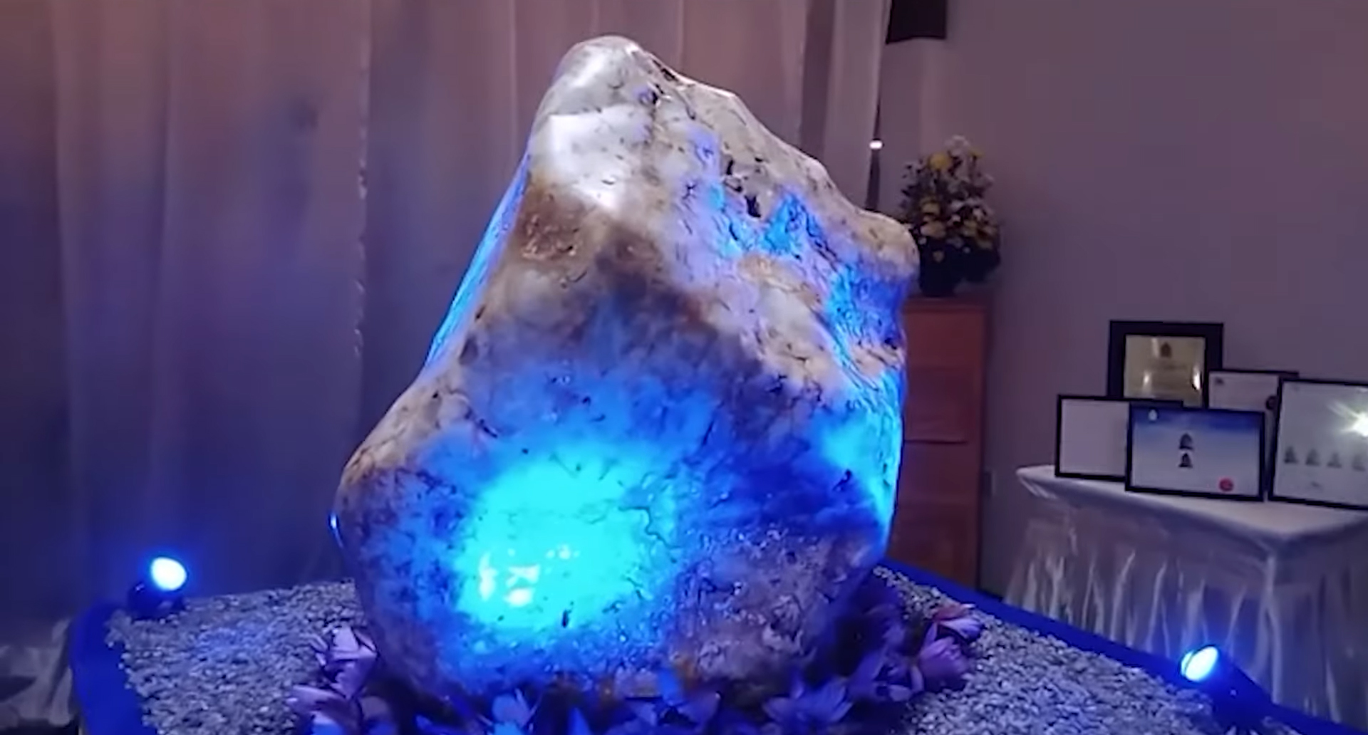 Sri Lanka va scoate la licitaţie cel mai mare safir natural albastru din lume