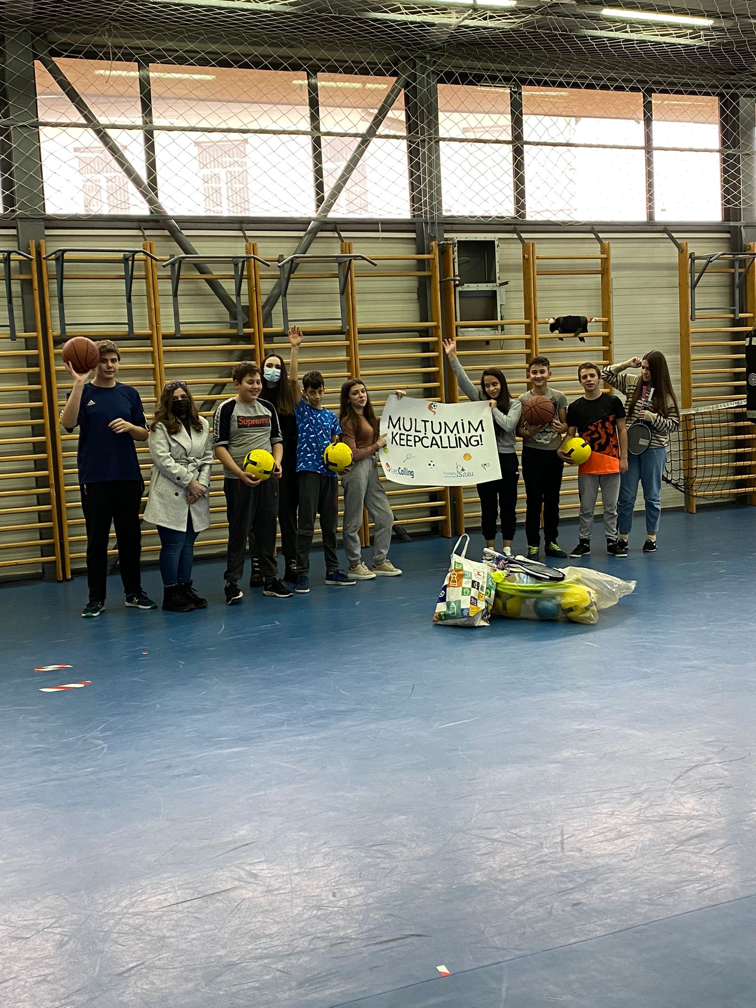 Ce pot face trei tineri din Sibiu când își propun ceva: Au dotat cu echipamente sportive șase școli din județ