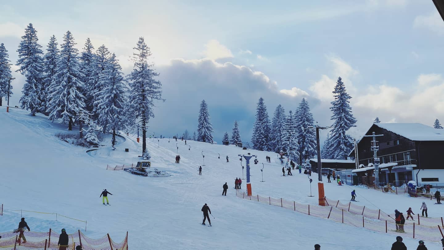 Arena Platoș deschide sâmbătă sezonul de schi. Condiții de acces pe pârtie